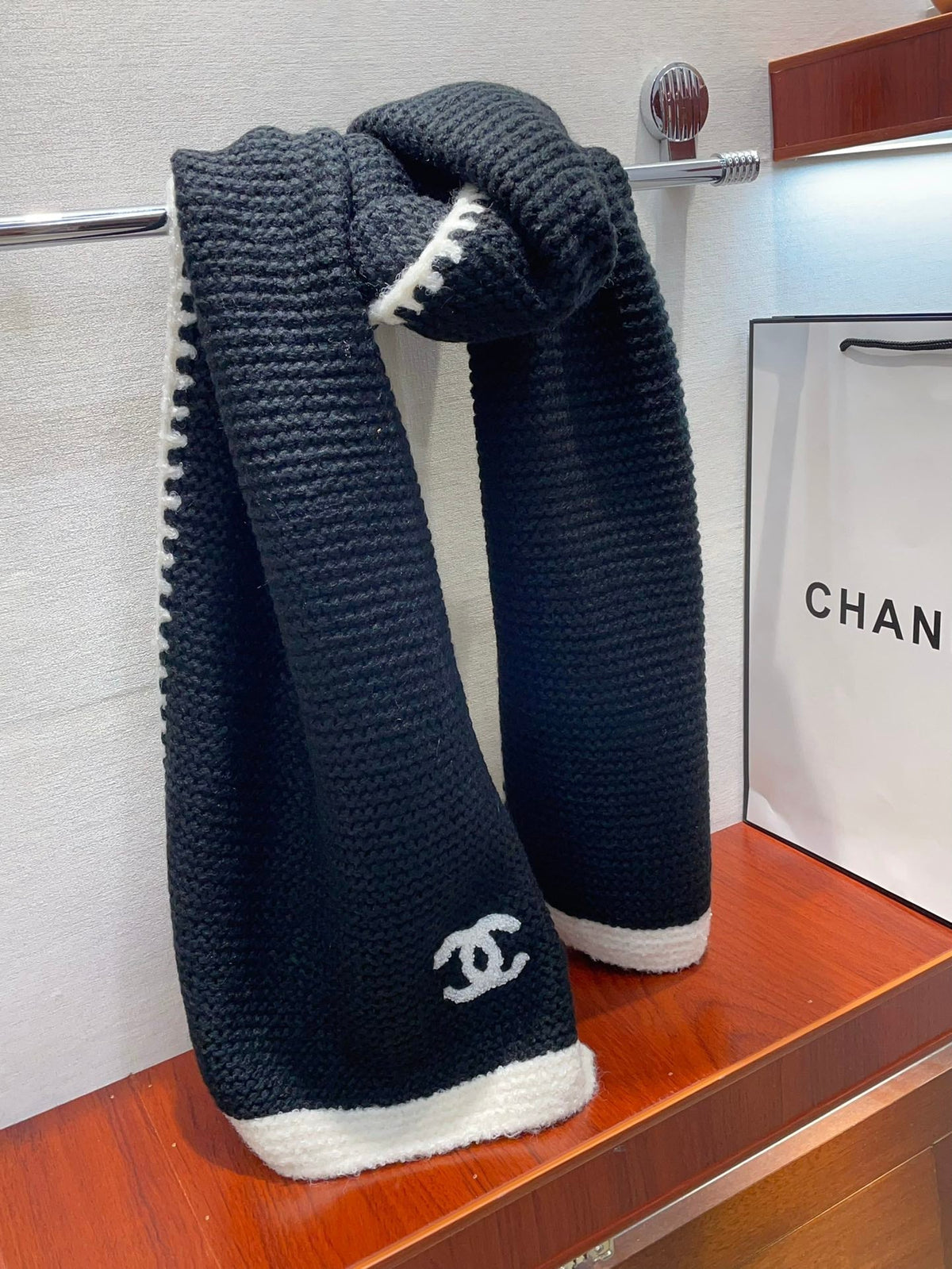 CHANEL KNIT SCARF 200 CM IN BLACK CASHMERE WITH WHITE LOGO 383910