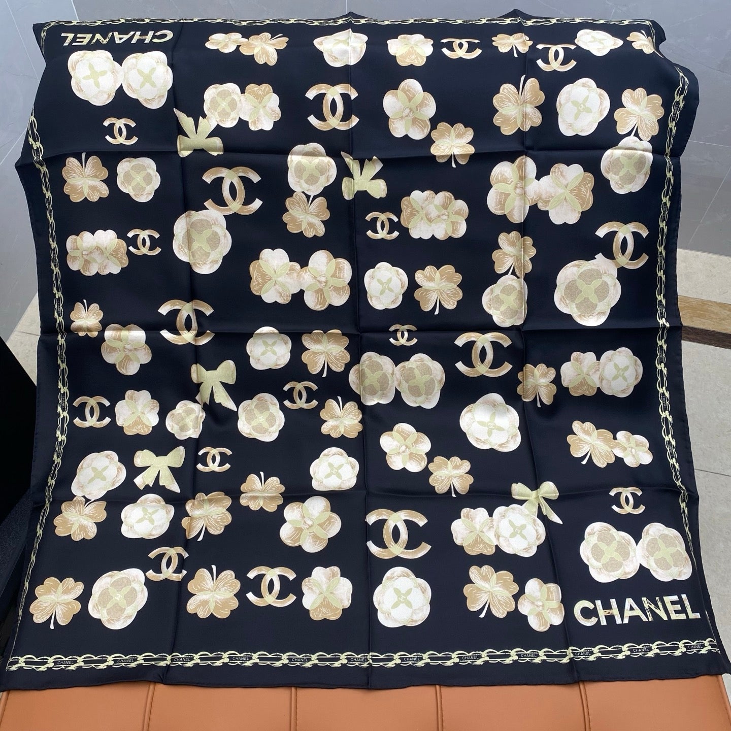 CHANEL 25S SCARF 90 IN SILK 703656