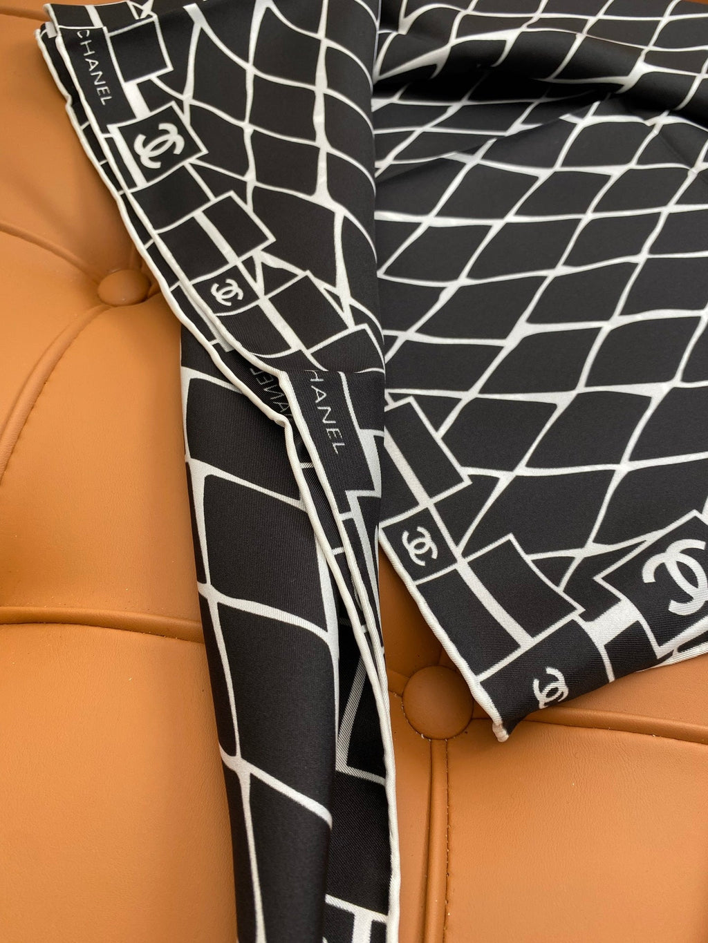 CHANEL 25S SCARF 90 IN SILK 703695