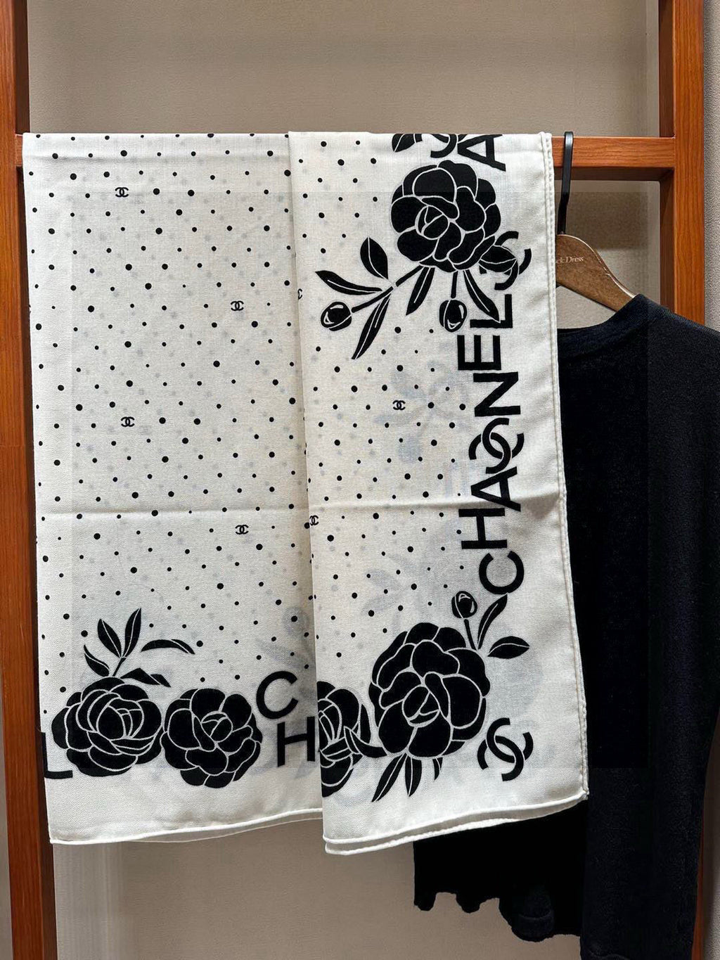 CHANEL 25S SCARF 140 IN SILK 735806