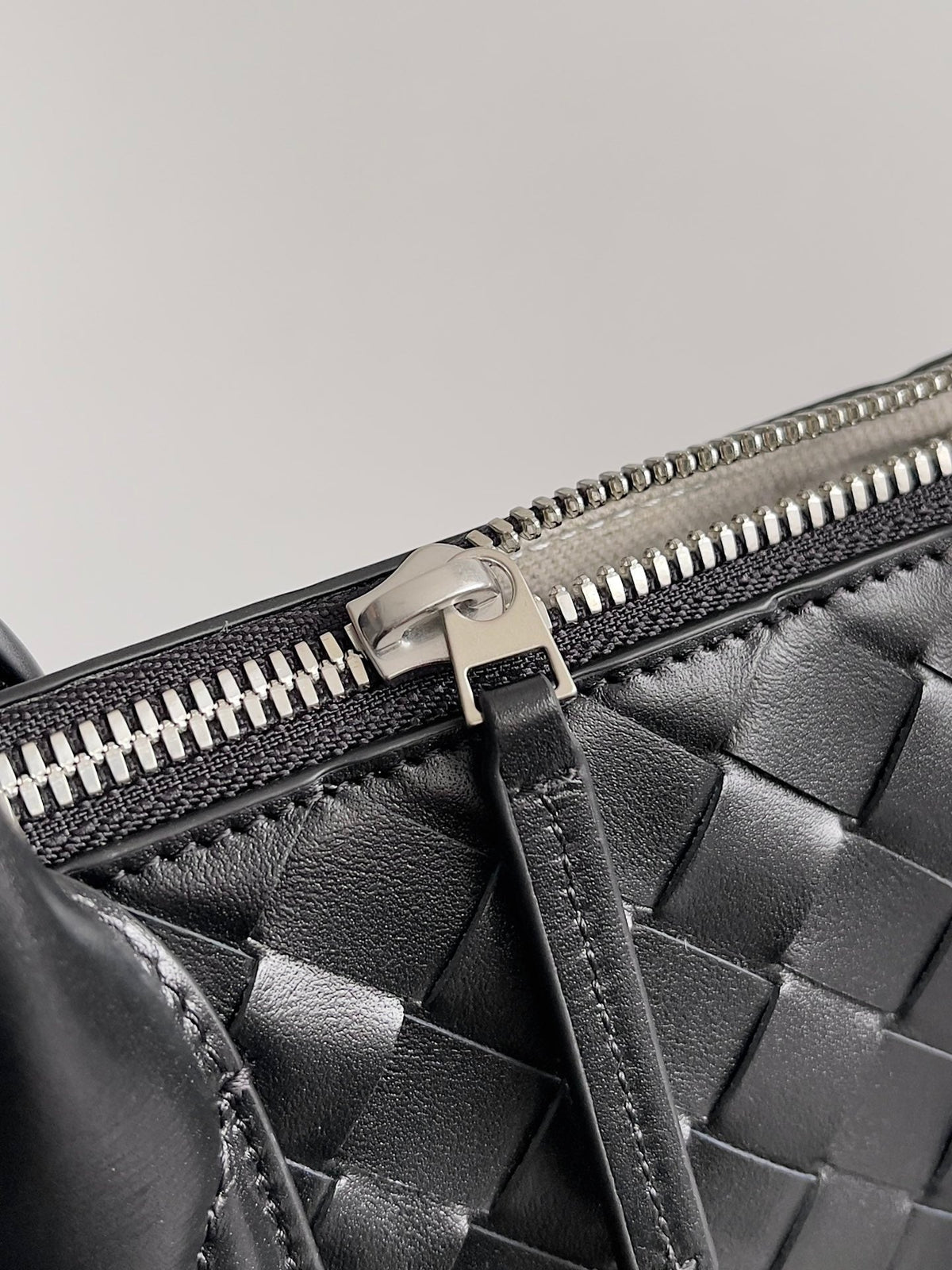 BOTTEGA VENETA 25S ANDIAMO LARGE INTRECCIATO 39 IN BLACK CALFSKIN